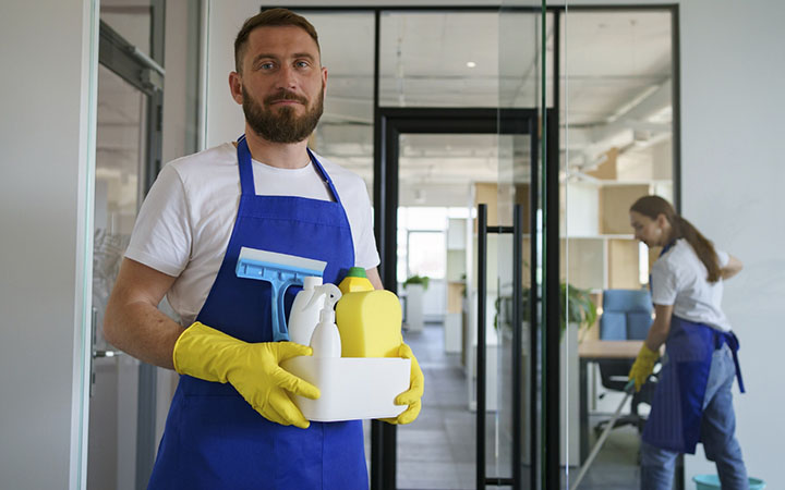 limpeza_0004_vista-da-pessoa-do-servico-de-limpeza-profissional-segurando-suprimentos