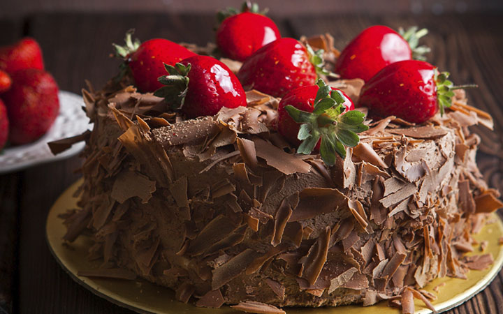 img_0005_bolo-de-morango-na-mesa-de-madeira-2