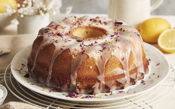 img_0006_femea-servindo-um-delicioso-bolo-de-cidra-com-esmalte-em-cima-de-uma-mesa-branca-2