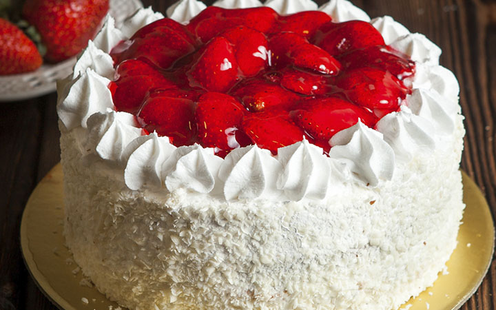 img_0009_bolo-de-frutas-de-morango-e-morango-fresco-na-mesa-de-madeira-3